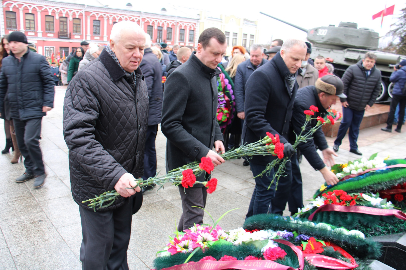 ОАО "Красный пищевик" принял участие в возложении венков и цветов к мемориалам памяти в рамках Дня защитников Отечества и Вооруженных Сил страны