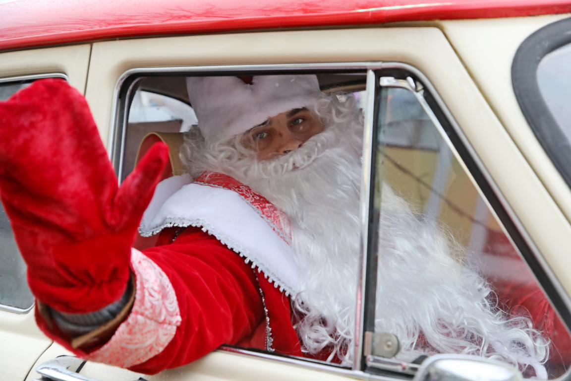 Такси в Новый год заказывали? Дед Мороз и Снегурочка на ретро автомобиле «Красного пищевика» поздравят бобруйчан!