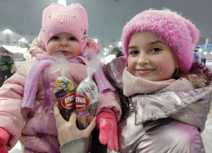 Городское шествие Дедов Морозов и немного новогодних сюрпризов от фабрики "Красный пищевик": как это было