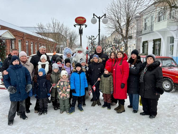 Новогодняя сказка: «Красный пищевик» провел праздник у арт-объекта «Яблоня»