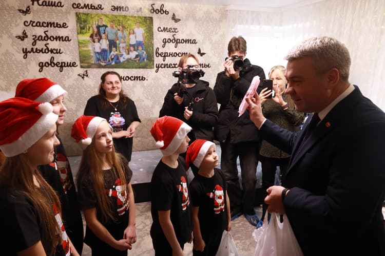 Сладкий праздник для большой семьи: в рамках благотворительной Республиканской акции «Наши дети» директор «Красного пищевика» привез Новый год в детский дом семейного типа