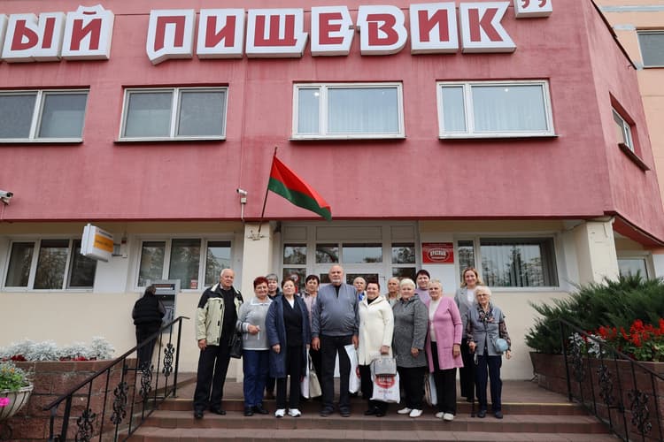 Ко Дню пожилого человека. На фабрике чествовали ветеранов труда