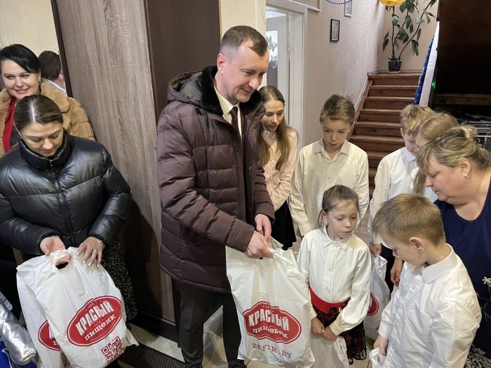 В гостях у Парфеновых: "Красный пищевик" и администрация Первомайского района посетили детский дом семейного типа