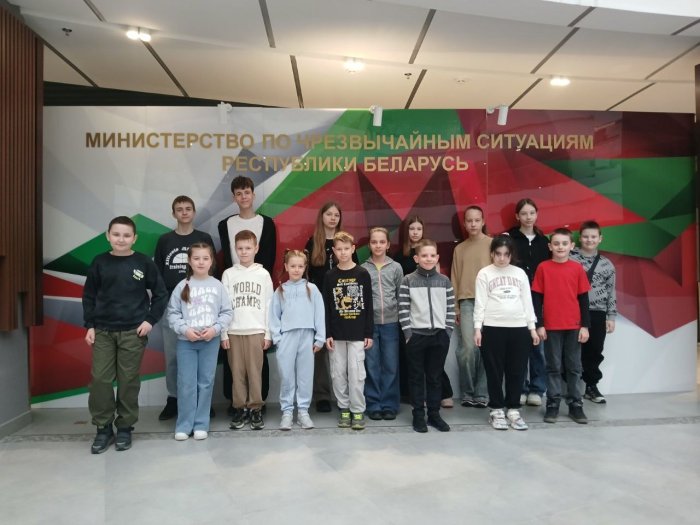 Путешествие в мир безопасности и истории: профсоюзный комитет фабрики «Красный пищевик» подарил детям праздник